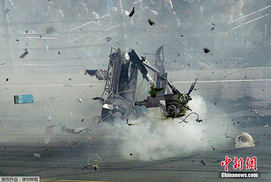 美国纳斯卡赛发生连环撞车事故 赛车飞出赛道现场混乱
