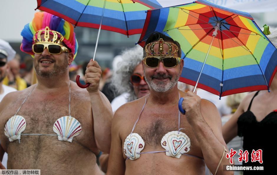 德国举行同性恋大游行 夸张装扮吸眼球