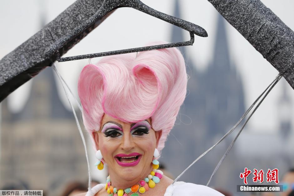 德国举行同性恋大游行 夸张装扮吸眼球