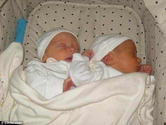 白人妈妈和混血爸爸生下“黑白配”双胞胎