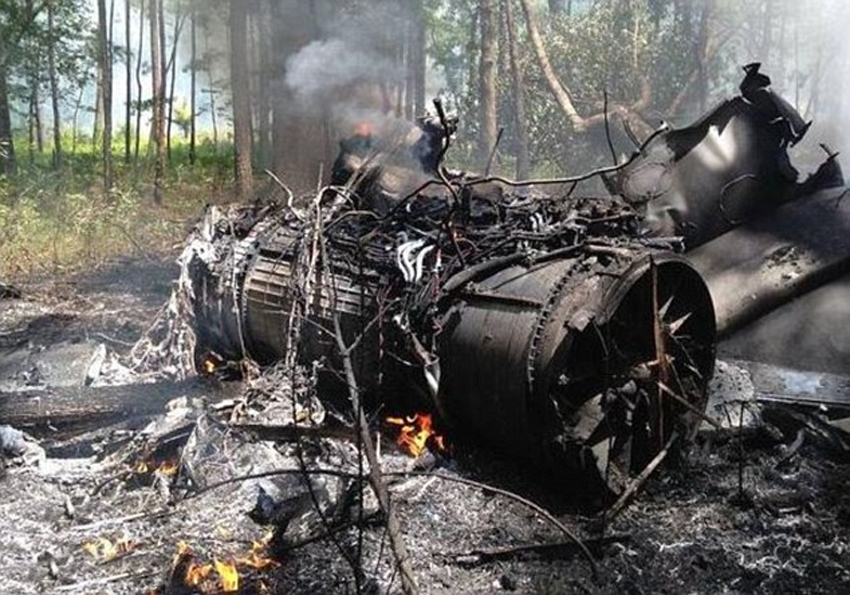 美军F16战斗机与民用飞机空中相撞坠毁 残骸散落一地