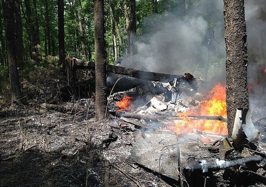 美军F16战斗机与民用飞机空中相撞坠毁 残骸散落一地