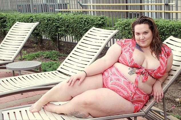 英国胖女孩网上争晒比基尼自拍照反对歧视
