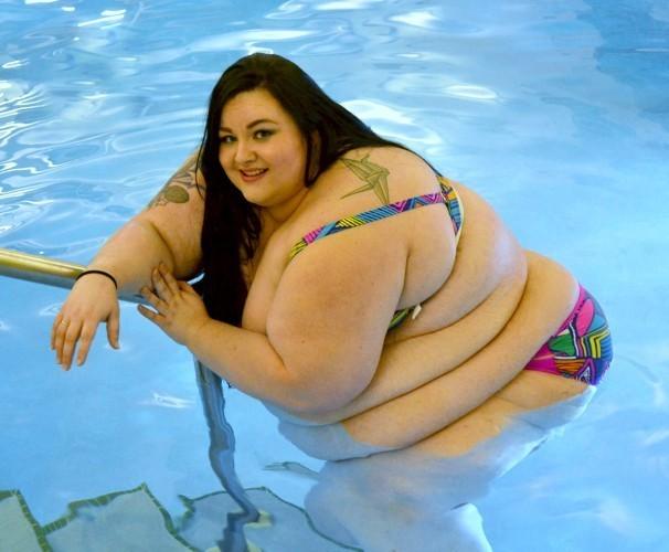 英国胖女孩网上争晒比基尼自拍照反对歧视