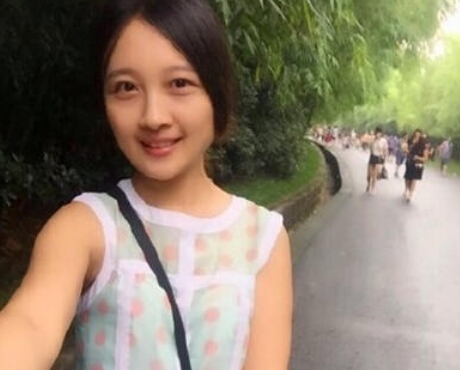 女生酒店实习坠亡 家属酒店外拉横幅求公道
