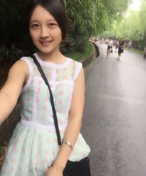 女生酒店实习坠亡 家属酒店外拉横幅求公道