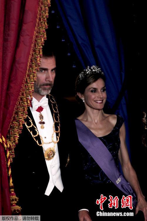 西班牙王妃优雅亮相皇室晚宴 年逾四十犹如女神