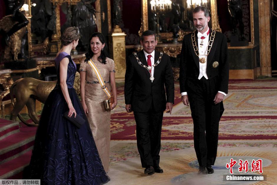 西班牙王妃优雅亮相皇室晚宴 年逾四十犹如女神