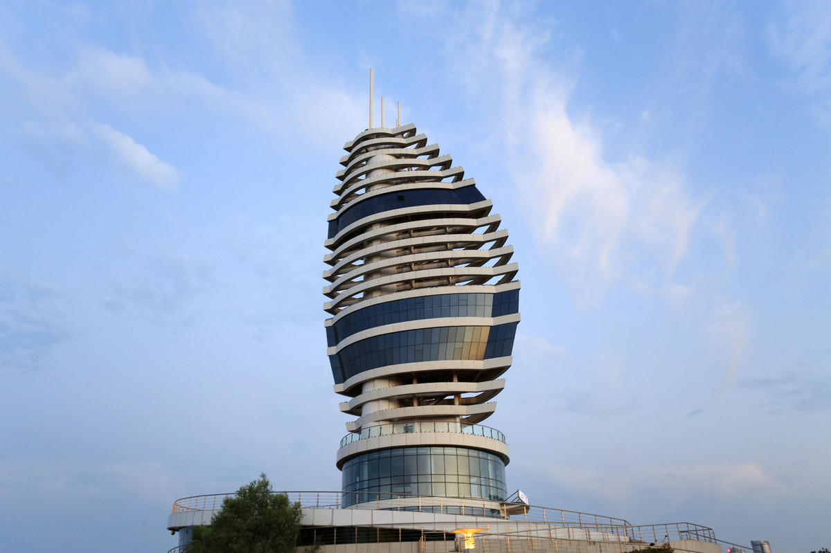 山东日照地标建筑外形酷似迪拜帆船酒店