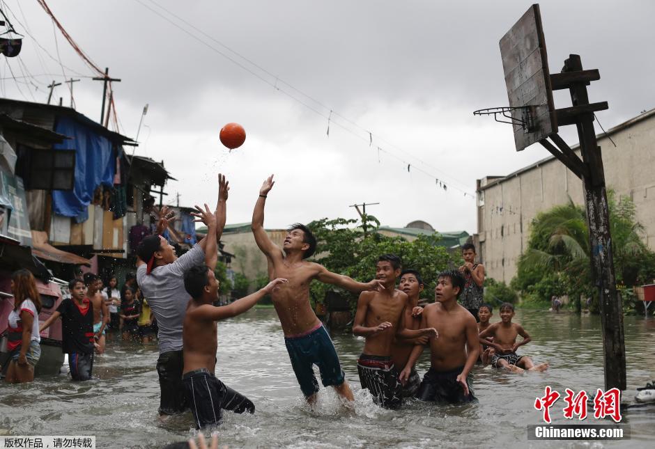 菲律宾遭台风袭击引发洪水 民众水中淡定打球