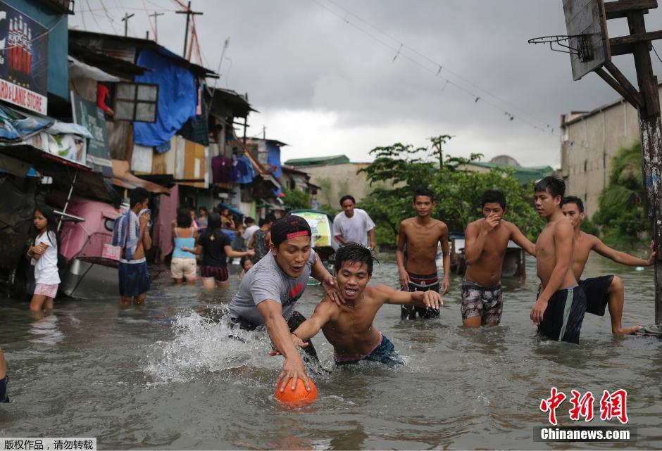 菲律宾遭台风袭击引发洪水 民众水中淡定打球