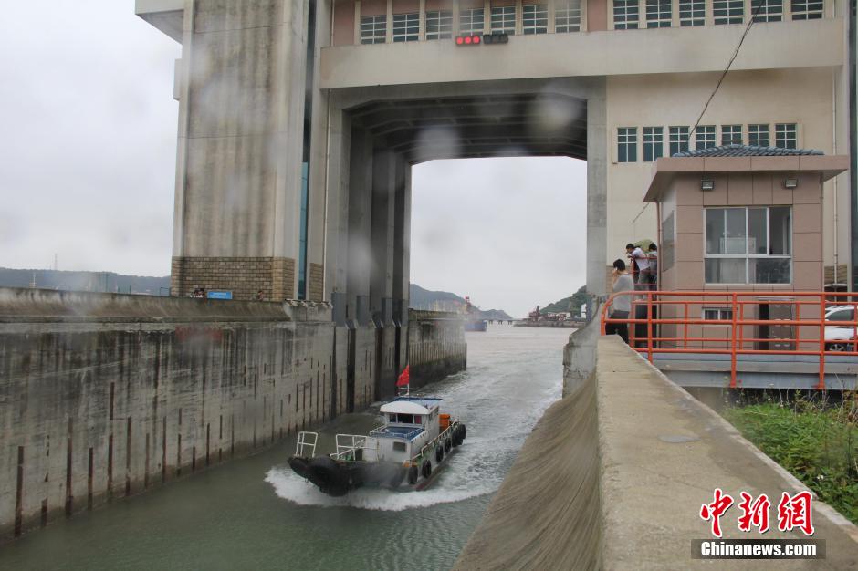 浙江舟山边防民警协助渔民转移物资 应对“双台风”