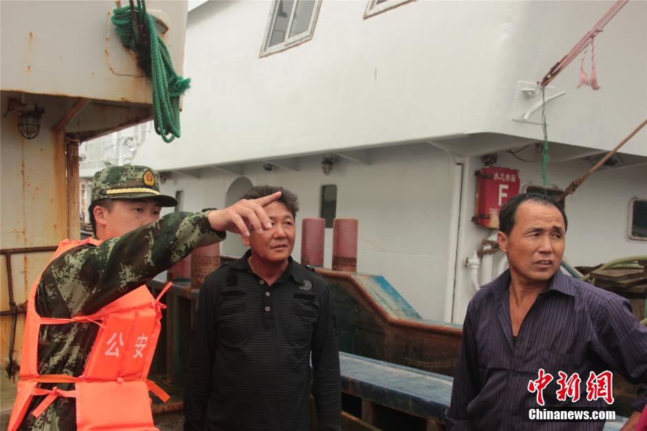 浙江舟山边防民警协助渔民转移物资 应对“双台风”