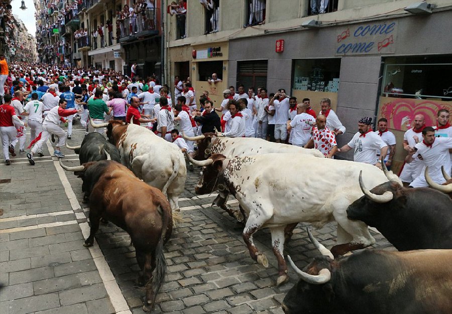 组图：西班牙奔牛节观众挑战愤怒公牛