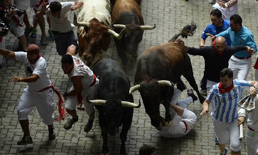 组图：西班牙奔牛节观众挑战愤怒公牛