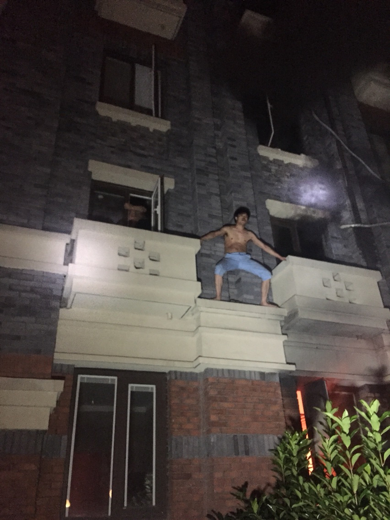 凌晨别墅失火 10多名男女窗口逃生
