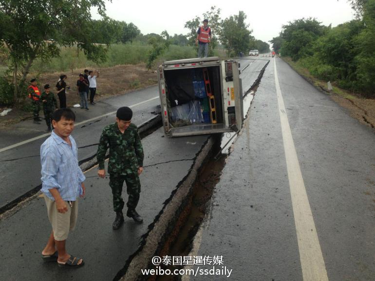 泰国干旱缺水 致路面开裂百米