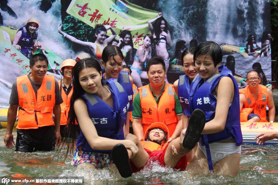 美女大学生组成女子护漂队 可做人工呼吸