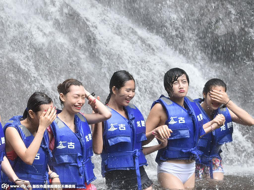 美女大学生组成女子护漂队 可做人工呼吸