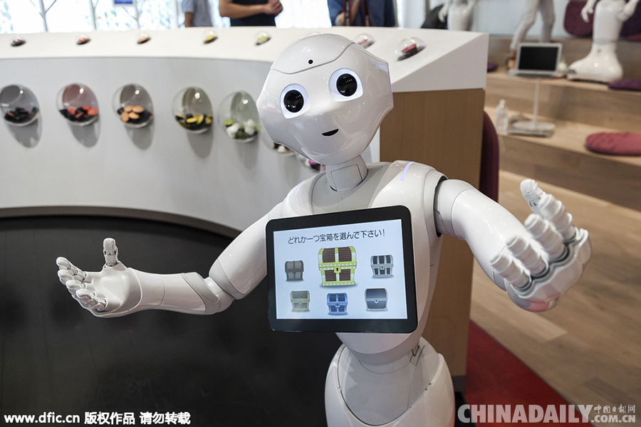 机器人“胡椒”在东京雀巢咖啡馆正式上岗