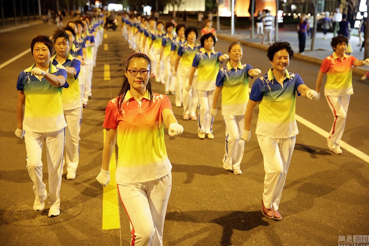 北京现“阅兵式”广场舞 统一服装列队行进