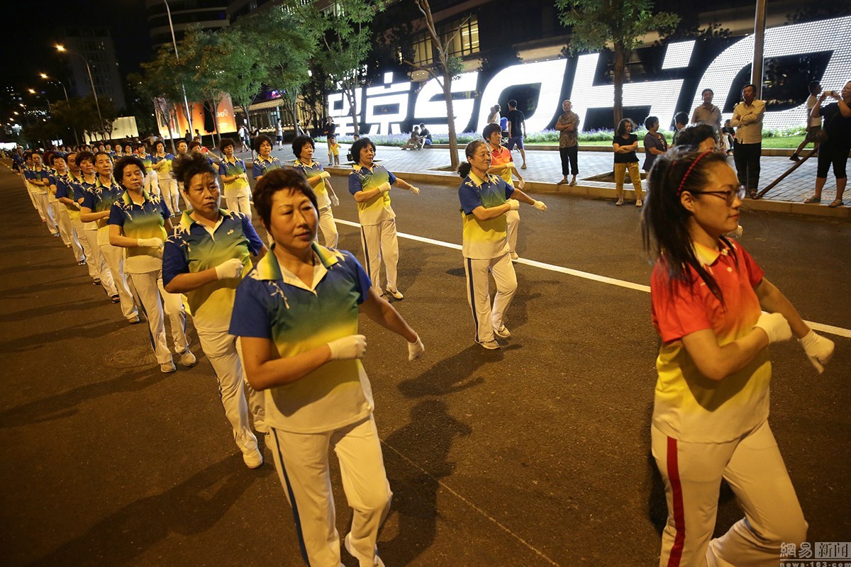 北京现“阅兵式”广场舞 统一服装列队行进