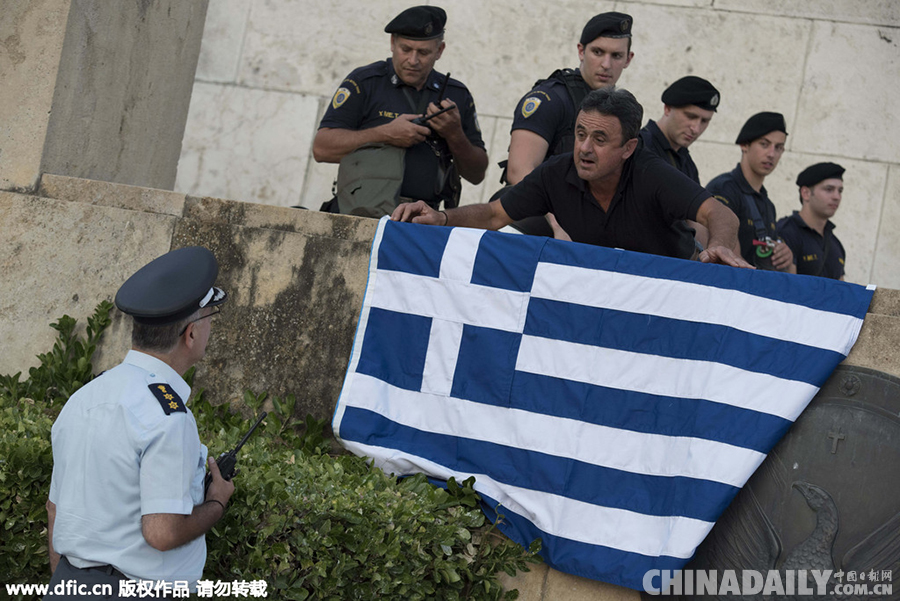 希腊民众举行反欧盟示威 抗议债务协议和紧缩政策