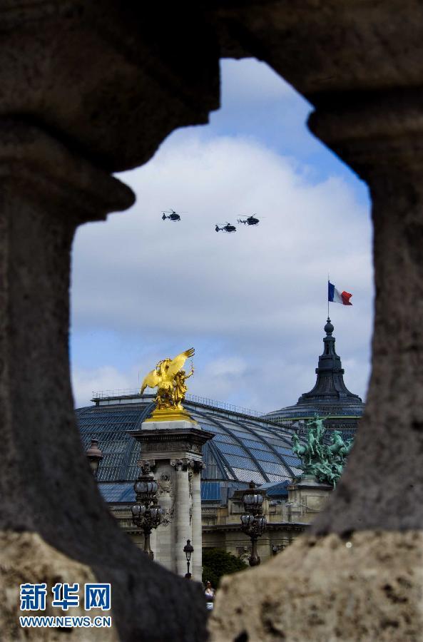 法国巴黎举行传统国庆阅兵式