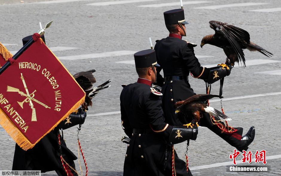 法国举行国庆日阅兵式 墨西哥士兵表演“鹰之舞”