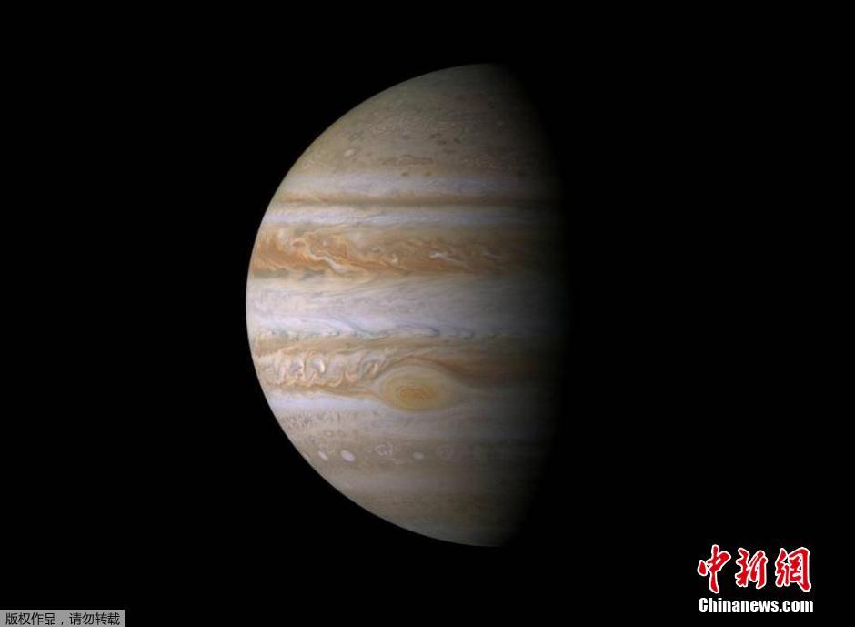 NASA公布冥王星清晰照片 太阳系九兄弟凑齐证件照