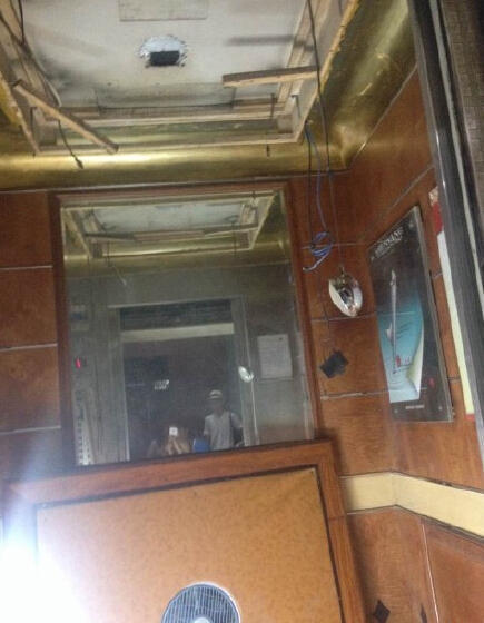 沈阳一大厦电梯从27层坠落到1层 12人受伤