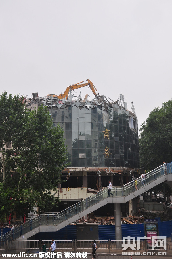 郑州将拆迁机吊至5楼楼顶作业