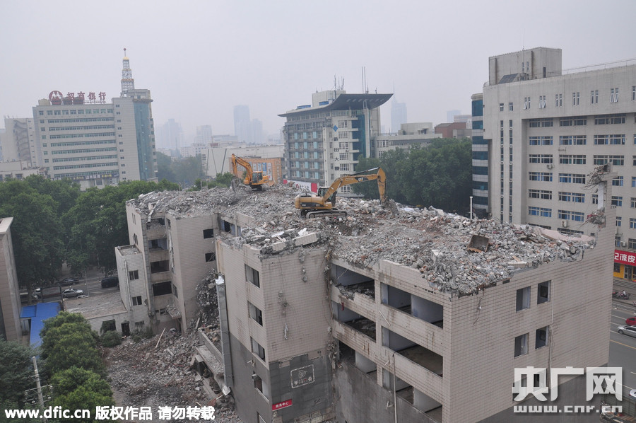 郑州将拆迁机吊至5楼楼顶作业