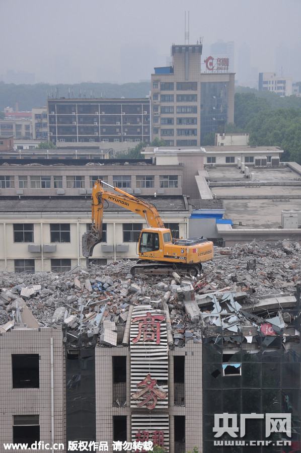 郑州将拆迁机吊至5楼楼顶作业