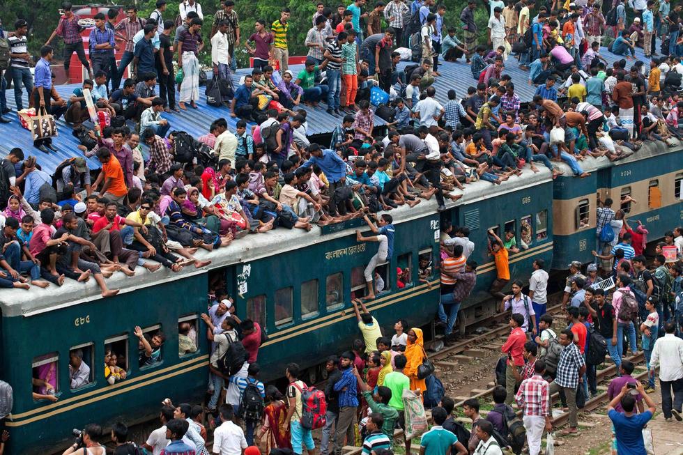 组图：孟加拉国迎开斋节返乡潮 火车被“挤爆”