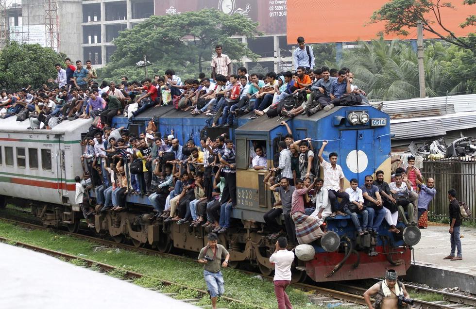 组图：孟加拉国迎开斋节返乡潮 火车被“挤爆”