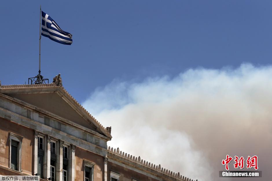 希腊雅典东北部山区发生火灾 黑云压城