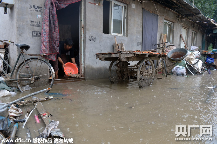 北京昌平：道路积水倒灌房屋 市民出行如蹚水过河