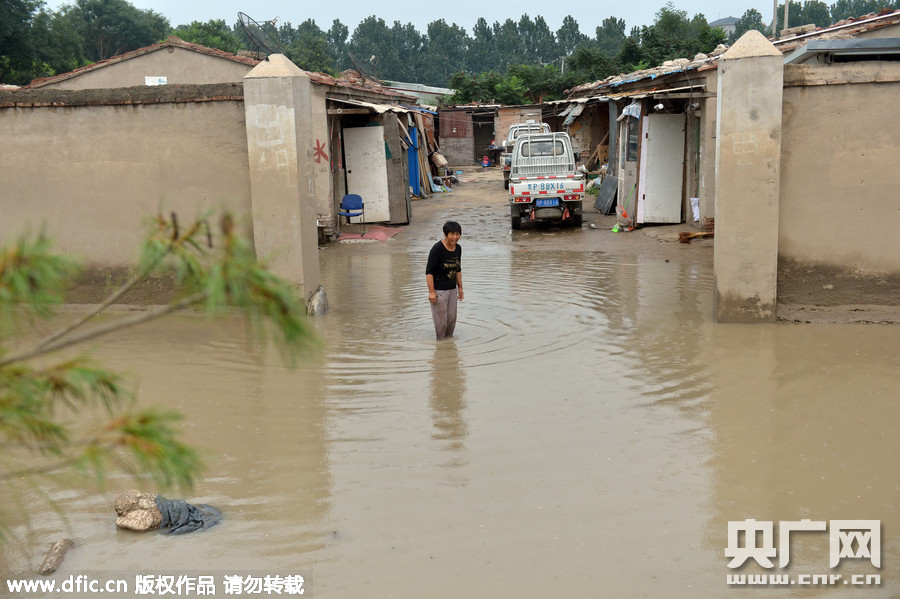 北京昌平：道路积水倒灌房屋 市民出行如蹚水过河