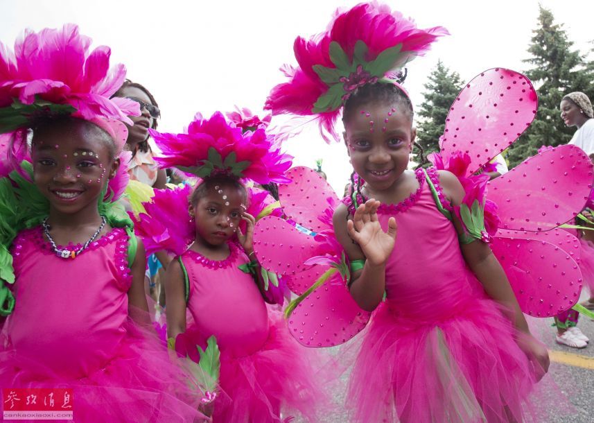 加拿大举行加勒比狂欢节游行