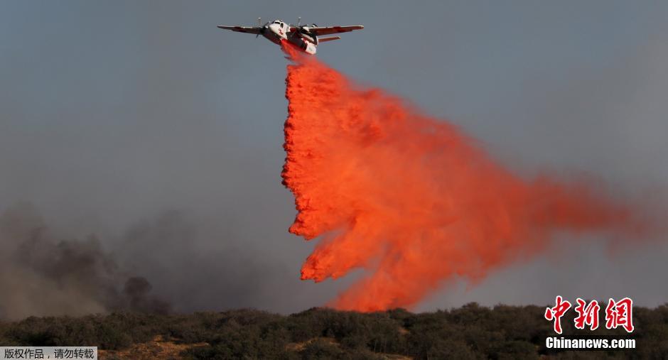 加州山火来势凶猛 灭火飞机喷洒大量阻燃剂(高清组图)