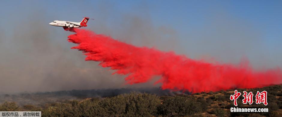 加州山火来势凶猛 灭火飞机喷洒大量阻燃剂(高清组图)