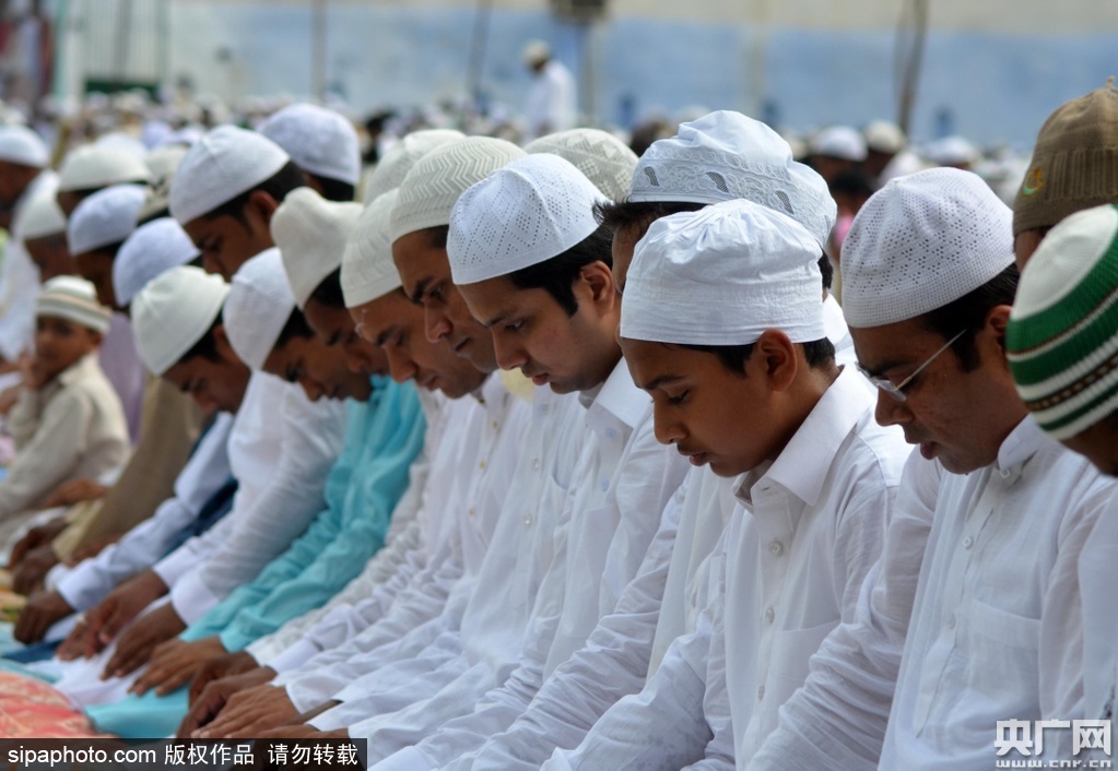 印度穆斯林露天清真寺庆祝开斋节