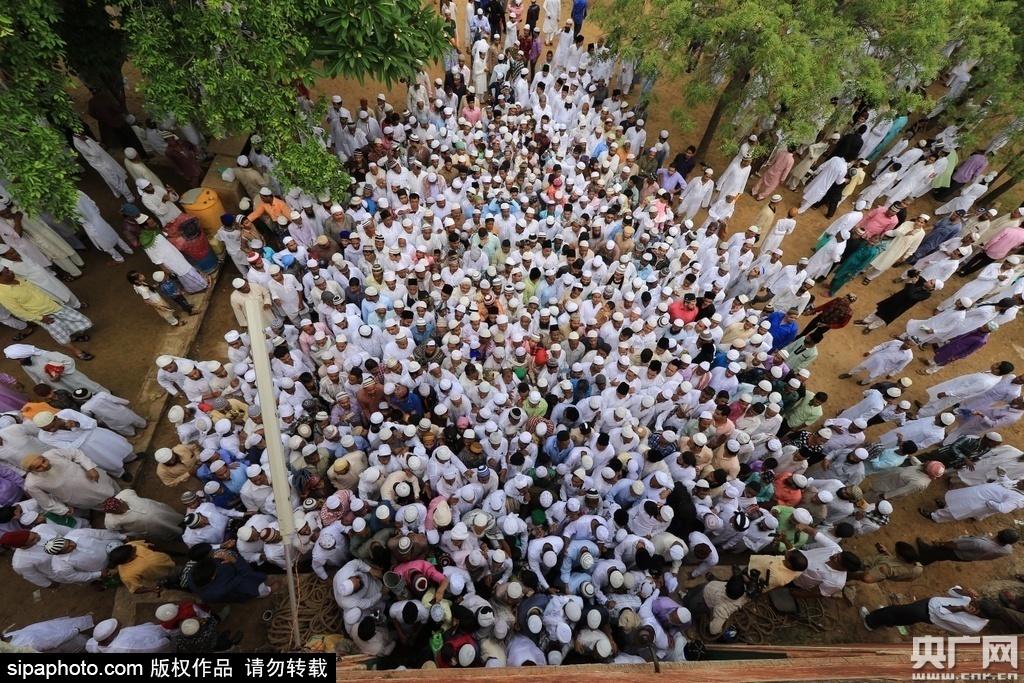 印度穆斯林露天清真寺庆祝开斋节