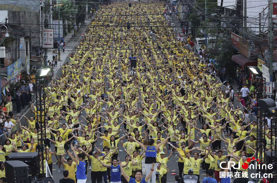 菲律宾近13000人齐跳尊巴舞 破吉尼斯世界纪录