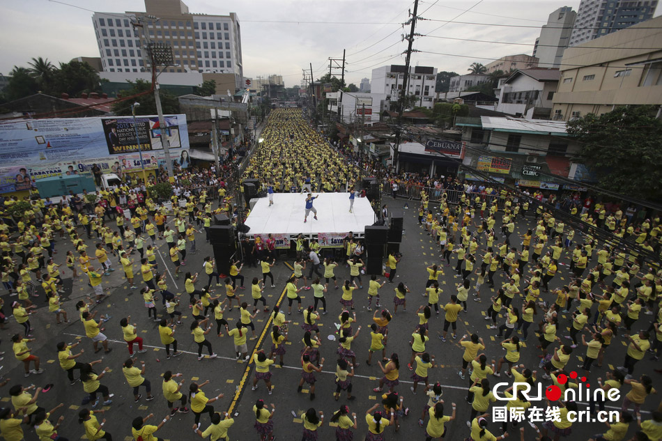 菲律宾近13000人齐跳尊巴舞 破吉尼斯世界纪录