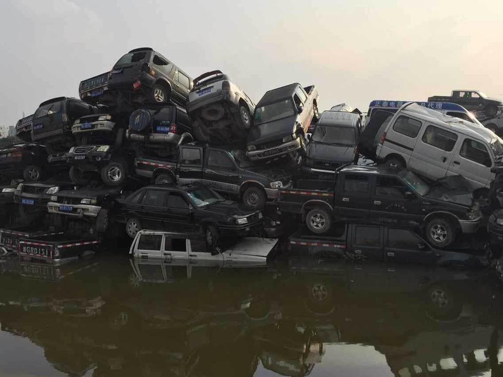 浙江义乌遭暴雨袭击 废弃车被水浸泡