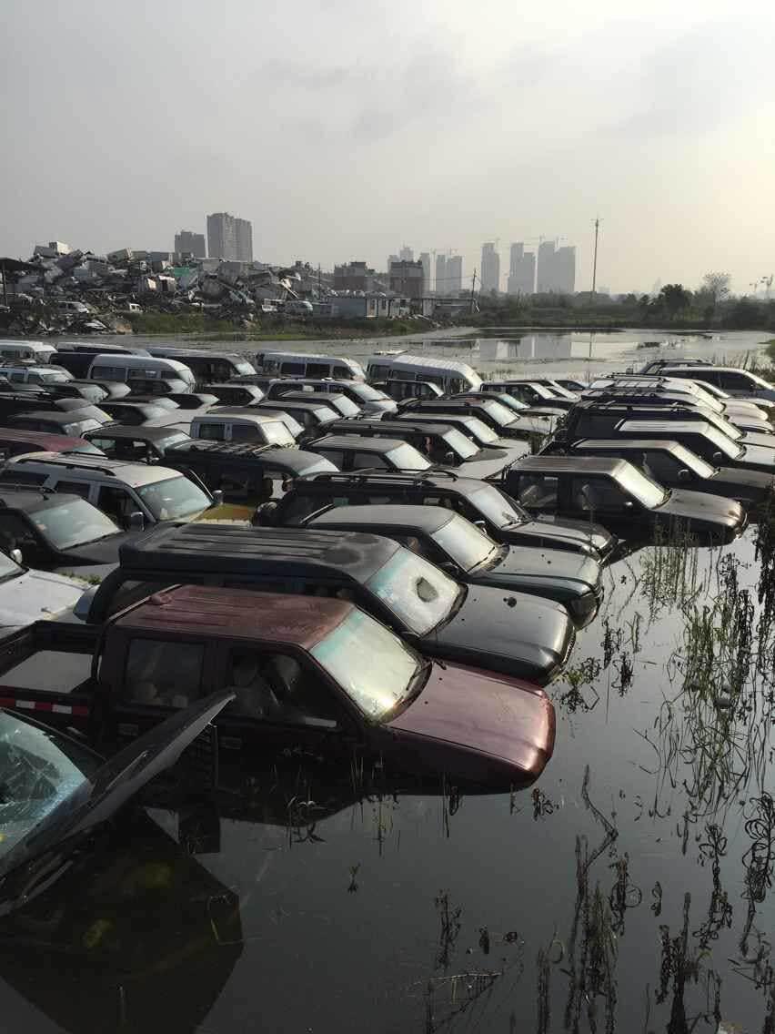 浙江义乌遭暴雨袭击 废弃车被水浸泡