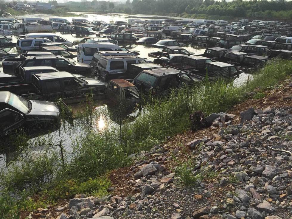 浙江义乌遭暴雨袭击 废弃车被水浸泡