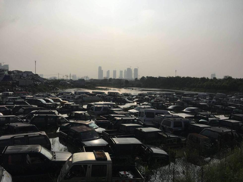 浙江义乌遭暴雨袭击 废弃车被水浸泡
